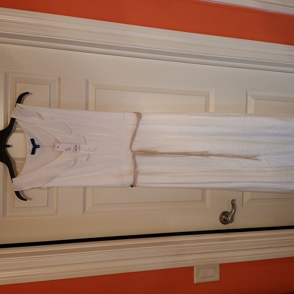 Long sleeveless while dress with belt